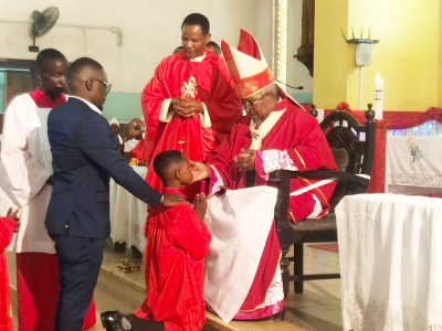 Askofu Mkuu wa Jimbo Kuu Katoliki la Dar es Salaam, Mhashamu Sana Jude Thaddaeus Ruwa’ichi akimpatia Sakramenti Takatifu ya Kipaimara kwa mmoja wa vijana wa Parokia ya Bikira Maria wa Fatima-Msimbazi, jimboni humo, wakati wa Adhimisho la Misa Takatifu ya Sakramenti hiyo. (Picha na Laura Mwakalunde)