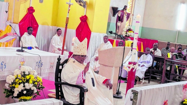 Askofu Mkuu wa Jimbo Kuu Katoliki la Dar es Salaam, Mhashamu Sana Jude Thaddaeus Ruwa’ichi, akiongoza Adhimisho la Misa Takatifu ya Sikukuu ya Pasaka katika Parokia ya Bikira Maria wa Fatima-Msimbazi.