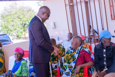 Katibu Mkuu wa Wizara ya Maendeleo ya Jamii, Jinsia, Wanawake na Makundi Maalumu, Wakili Amon Mpanju, akisalimiana na Wazee wakati wa ziara yake katika makazi ya Wazee wasiojiweza, yaliyopo Sukamahela, wilayani Manyoni mkoani Singida.
