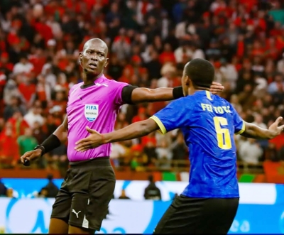 Kiungo wa Taifa Stars Feisal Salum (kulia) akimlalamikia Mwamuzi Boubou Traore wakati wa mchezo dhidi ya Morocco.