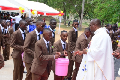 Makamu wa Askofu wa Jimbo Katoliki la Bagamoyo, Padri Edward Sabbas akibariki vipaji wakati wa Adhimisho la Misa Takatifu ya Mahafali ya Kidato cha Nne katika Seminari Ndogo ya Mtakatifu Maria –Visiga, Jimbo Kuu Katoliki la Dar es Salaam. (Picha na Yohana Kasosi)