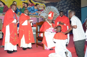 Askofu Mkuu wa Jimbo Kuu la Dar es Salaam, Mhashamu Sana Jude Thaddaeus Ruwa’ichi, OFMCap akitoa Sakramenti Takatifu ya Kipaimara kwa mmoja wa vijana wa Parokia ya Mtakatifu Nicholaus wa Tolentino - Msingwa, jimboni humo wakati wa adhimisho la Misa Takatifu ya Sakramenti hiyo. Kushoto ni Paroko wa Parokia hiyo, Padri Geofrey Mtitu -OSA.