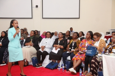 Daktari Bingwa wa magonjwa ya ndani kutoka Taasisi ya Saratani Ocean Road, jijini Dar es Salaam, Dk. Kezia Tessua, akizungumza na Wananchi katika eneo la Bunju, Dar es Salaam.