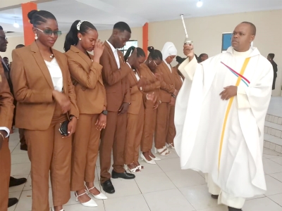 Paroko wa Parokia ya Mtakatifu Boneventura - Kinyerezi, Jimbo Kuu Katoliki la Dar es Salaam, Padri Francis Hiza akiwabariki Wahitimu wa Kidato cha Nne wa Shule ya Sekondari ya St. Rosalia wakati wa Adhimisho la Misa Takatifu ya Shukrani kwa Mahafali kwa wanafunzi hao yaliyofanyika hivi karibuni shuleni hapo.