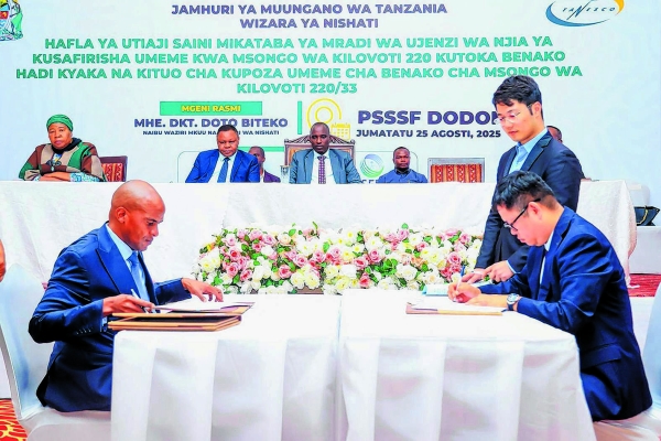 Naibu Waziri Mkuu na Waziri wa Nishati, Dk. Doto Biteko (katikati) akishuhudia utiaji saini mikataba ya mradi wa ujenzi wa njia ya kusafirisha umeme kwa msongo wa kilovoti 220 kutoka Benako hadi Kyaka katika hafla iliyofanyika jijini Dodoma. 
