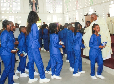 Paroko wa Parokia ya Kristo Mfalme – Tabata, Jimbo Kuu Katoliki la Dar es Salaam, Padri Cornelius Mashare akibariki vipaji wakati wa Adhimisho la Misa Takatifu ya Shukrani kwa Mahafali ya 20 ya Darasa la Saba ya Shule ya Msingi Kristo Mfalme, iliyoadhimishwa parokiani hapo. (Picha na Mathayo Kijazi)