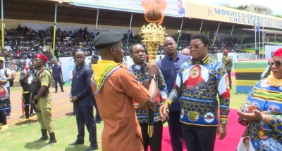 Waziri Mkuu wa Jamhuri ya Muungano wa Tanzania, Kassim Majaliwa akizindua mbio za Mwenge wa Uhuru katika Viwanja vya Chuo cha Ushirika Moshi Mkoani Kilimanjaro hivi karibuni.
