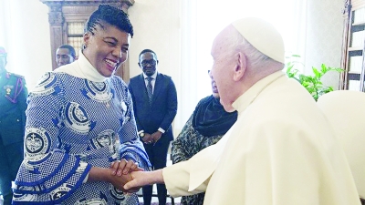 Baba Mtakatifu Fransisko akisalimiana na Mwenyekiti wa Wanawake Wakatoliki Tanzania (WAWATA) Taifa, Mama Evaline Malisa Ntenga, wakati wa ziara ya Kitaifa ya Rais Dk. Samia Suluhu Hassan na ujumbe wake wa Tanzania iliyofanyika hivi karibuni mjini Vatican, Roma, Italia.