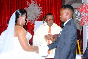 Padri Ferdinand Mushi, Mwalimu wa Chuo Kikuu cha Jordan, kilichopo Jimbo Katoliki la Morogoro akiwafungisha Ndoa Bwana Edwin Marandu na Anna Ndimbo, wakati wa Adhimisho la Misa Takatifu, ya Sakramenti hiyo, iliyofanyika Parokia Teule ya Mtakatifu Theresia wa Mtoto Yesu Tungu, jimboni humo. (Picha na Yohana Kasosi)
