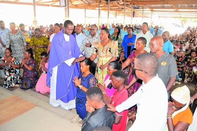 Padri Dominic akiwaombea Wakatekumeni