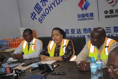 Waziri Wa Nchi, Ofisi ya Rais, Tamisemi, Angela Kairuki (katikati) akizungumza mbele ya Kamati ya Bunge ya Kudumu ya Tawala za Mikoa na Serikali za Mitaa (Tamisemi) wakati wa ziara ya kutembelea ujenzi wa Barabara ya Mwendokasi kutoka Gerezani Kariakoo hadi Gongolamboto, Dar es Salaam.