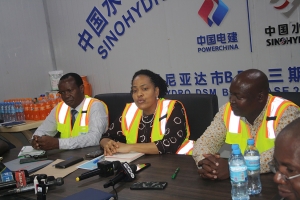 Waziri Wa Nchi, Ofisi ya Rais, Tamisemi, Angela Kairuki (katikati) akizungumza mbele ya Kamati ya Bunge ya Kudumu ya Tawala za Mikoa na Serikali za Mitaa (Tamisemi) wakati wa ziara ya kutembelea ujenzi wa Barabara ya Mwendokasi kutoka Gerezani Kariakoo hadi Gongolamboto, Dar es Salaam.