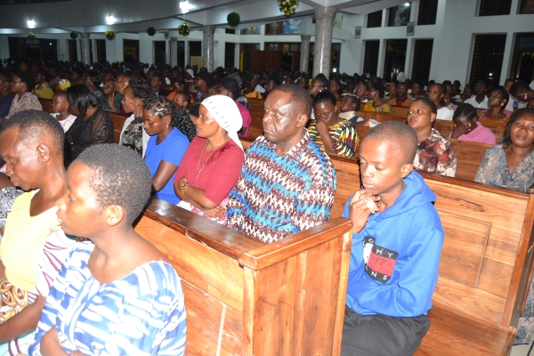 Waamini wa Parokia ya Mtakatifu Augostino, Salasala, Jimbo Kuu Katoliki la Dar es Salaam wakiwa katika Adhimisho la Misa Takatifu ya Pasaka. (Picha na Yohana Kasosi)