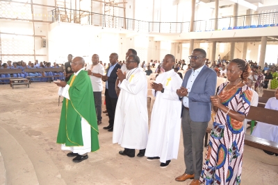 Paroko mpya wa Parokia ya Mtakatifu Rita wa Kashia - Goba Mwisho, Jimbo Kuu Katoliki la Dar es Salaam, Padri Festo Liheta akishika funguo za Kanisa, baada ya kusimikwa kuwa paroko, wakati wa Adhimisho la Misa Takatifu ya Dominika, iliyofanyika Parokiani hapo. Nyuma ya Paroko ni Makatekista na Viongozi wa Halmashauri ya Walei