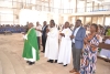 Paroko mpya wa Parokia ya Mtakatifu Rita wa Kashia - Goba Mwisho, Jimbo Kuu Katoliki la Dar es Salaam, Padri Festo Liheta akishika funguo za Kanisa, baada ya kusimikwa kuwa paroko, wakati wa Adhimisho la Misa Takatifu ya Dominika, iliyofanyika Parokiani hapo. Nyuma ya Paroko ni Makatekista na Viongozi wa Halmashauri ya Walei
