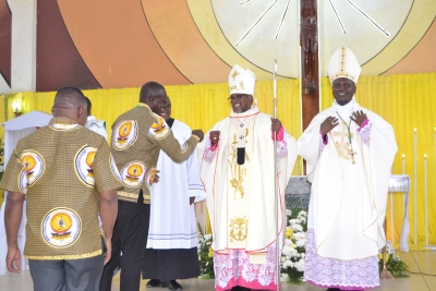 Viongozi wa Kwaya Shirikisho ya Jimbo Kuu Katoliki la Dar es Salaam (UKWAKATA) wakiwashukuru Maaskofu, Askofu Mkuu wa Jimbo Kuu la Dar es Salaam, Mhashamu Sana Jude Thaddaeus Ruwa’ichi na Askofu wa Jimbo Teule la Bagamoyo, Mhashamu Stephano Musomba, baada ya Adhimisho la Misa Takatifu ya UKWAKATA, iliyofanyika katika Parokia ya Mtakatifu Petro-Oyesterbay, Jimboni humo. (Picha na Yohana Kasosi)
