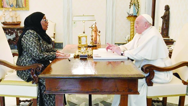Rais wa Jamhuri ya Muungano wa Tanzania Dk. Samia Suluhu Hassan (kushoto), akiwa katika mazungumzo ya kidiplomasia na Kiongozi wa Kanisa Katoliki Duniani, Baba Mtakatifu Fransisko mjini Vatican alipofanya ziara ya Kitaifa, hivi karibuni.