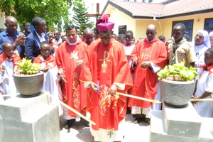 Monsinyori Novatus Mrighwa wa Jimbo Kuu la Katoliki la Dar es Salaam, akizindua Groto la Bikira Maria katika Parokia ya Mtakatifu Gaudance - Makoka jimboni humo, baada ya Adhimisho la Misa Takatifu ya Sakramenti ya Kipaimara. Kulia kwa Monsinyori ni Paroko wa Parokia hiyo Padri Amaradoss Chinappann na kushoto ni Paroko Msaidizi Padri Desiderius Rugemalira. (Picha na Yohana Kasosi)