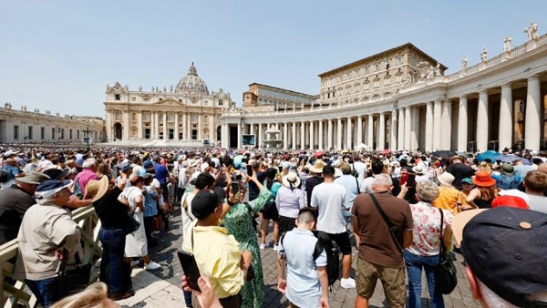 Waamini wakisikiliza Katekesi katika viwanja vya Mtakatifu Petro, Vatican.