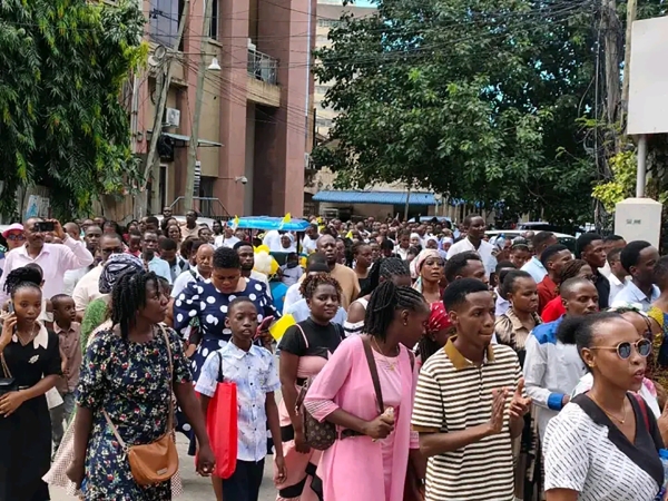 Waamini wa Kanisa Kuu la Mtakatifu Yosefu Jimbo Kuu la Dar es Salaam wakiwa katika maandamano ya Ekaristi Takatifu baada ya adhimisho la Misa Takatifu ikiwa kama ishara ya kumtangaza Yesu wa Ekaristi kwa jamii nzima.