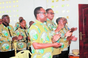 Viongozi wa Utume wa Wanaume Katoliki (UWAKA) Taifa, wakiimba wakati wa Adhimisho la Misa Takatifu kabla ya Mkutano wao uliyofanyika katika Kiwanda cha Woiso Original Products, kilichopo Salasala, jijini Dar es Salaam. (Picha na Mathayo Kijazi)