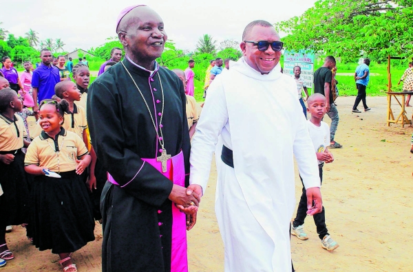 Askofu wa Jimbo Katoliki Teule la Bagamoyo, Mhashamu Stephano Musomba – OSA, akisalimiana na Paroko wa Parokia ya Mtakatifu Yohane Paulo II – Buyuni, Jimbo Kuu Katoliki la Dar es Salaam, Padri Laurent Mkinga, baada ya kuwasili katika Parokia Teule ya Mtakatifu Anthony wa Padua – Nyeburu, kuadhimisha Misa Takatifu ya Dominika ya 5 ya Kwaresima. (Picha na Mathayo Kijazi)