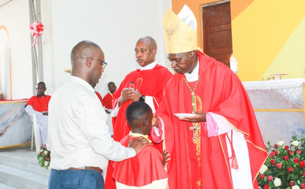 Askofu wa Jimbo Katoliki la Bagamoyo, Mhashamu Stephano Lameck Musomba OSA, akitoa Sakramenti Takatifu ya Kipaimara kwa mmoja wa vijana wakati wa Adhimisho la Misa Takatifu ya Sakramenti hiyo iliyoadhimishwa hivi karibuni katika Parokia ya Mtakatifu Toma – Muungano, jimboni humo. Kulia kwa Askofu ni Paroko wa Parokia hiyo, Padri Joseph Mapunda. (Picha na Mathayo Kijazi)