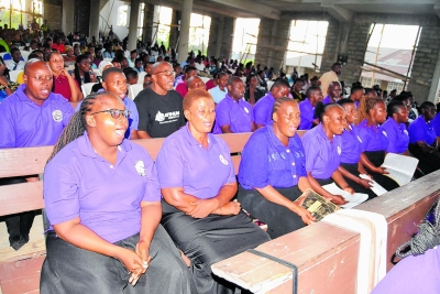Wanakwaya wa Kwaya Shirikisho ya Parokia ya Mtakatifu Rita wa Kashia – Goba, Jimbo Kuu Katoliki la Dar es Salaam wakiimba wakati wa Adhimisho la Misa Takatifu ya Domonika ya Kwanza iliyoadhimishwa Parokiani hapo hivi karibuni. (Picha na Yohana Kasosi)