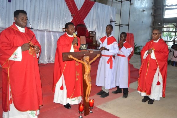 Paroko wa Parokia ya Mtakatifu Rita wa Kashia-Goba Mwisho, Jimbo Kuu Katoliki la Dar es Salaam, Padri Musa Kihoo (aliyeshika Msalaba) akiwalika Waamini kwenye Msalaba wakati wa Ibada ya Ijumaa Kuu, Kuabudu Msalaba Mtakatifu iliyofanyika parokiani hapo. Kulia ni Paroko Msaidizi, Padri Fidelis Safari Mushi na Kulia ni Shemasi Kanuth Nyoni. (Picha na Yohana Kasosi)