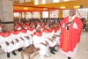 Mhashamu Jude Thaddaeus Ruwa’ichi, akiwauliza maswali vijana wa Parokia ya Mtakatifu Dominiko Savio, Mikoroshoni