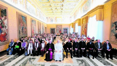 Baba Mtakatifu Leo XIV akiwa na Mahujaji kutoka Parokia ya Mt. Thomás wa Villanuova - Alcalá ya Henares nchini Hispania.