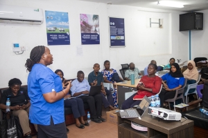 Afisa Uuguzi wa Taasisi ya Moyo Jakaya Kikwete (JKCI) Hospitali ya Dar Group Beatrice Nangawe, akitoa elimu ya afya bora kwa wafanyakazi wa Bohari ya Dawa (MSD) wakati wa kambi maalumu ya siku mbili ya uchunguzi wa afya iliyofanyika hivi karibuni katika ofisi za MSD Kanda ya Mabibo jijini Dar es Salaam.