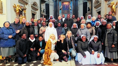 Kardinali Rugambwa akiwa katika piocha ya pamoja na waamini baada ya misa takatifu.