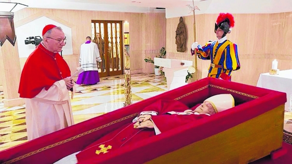 Camerlengo wa Kanisa Katoliki la Roma, Kardinali Kevin Farrell, akiongoza Ibada ya kuthibitisha kifo cha Hayati Baba Mtakatifu Fransisko, na kuweka mwili wake katika jeneza, iliyofanyika Jumatatu Aprili 21, mwaka huu saa 2.00 kamili usiku katika Kanisa la nyumba ya Mtakatifu Marta, mjini Vatican.